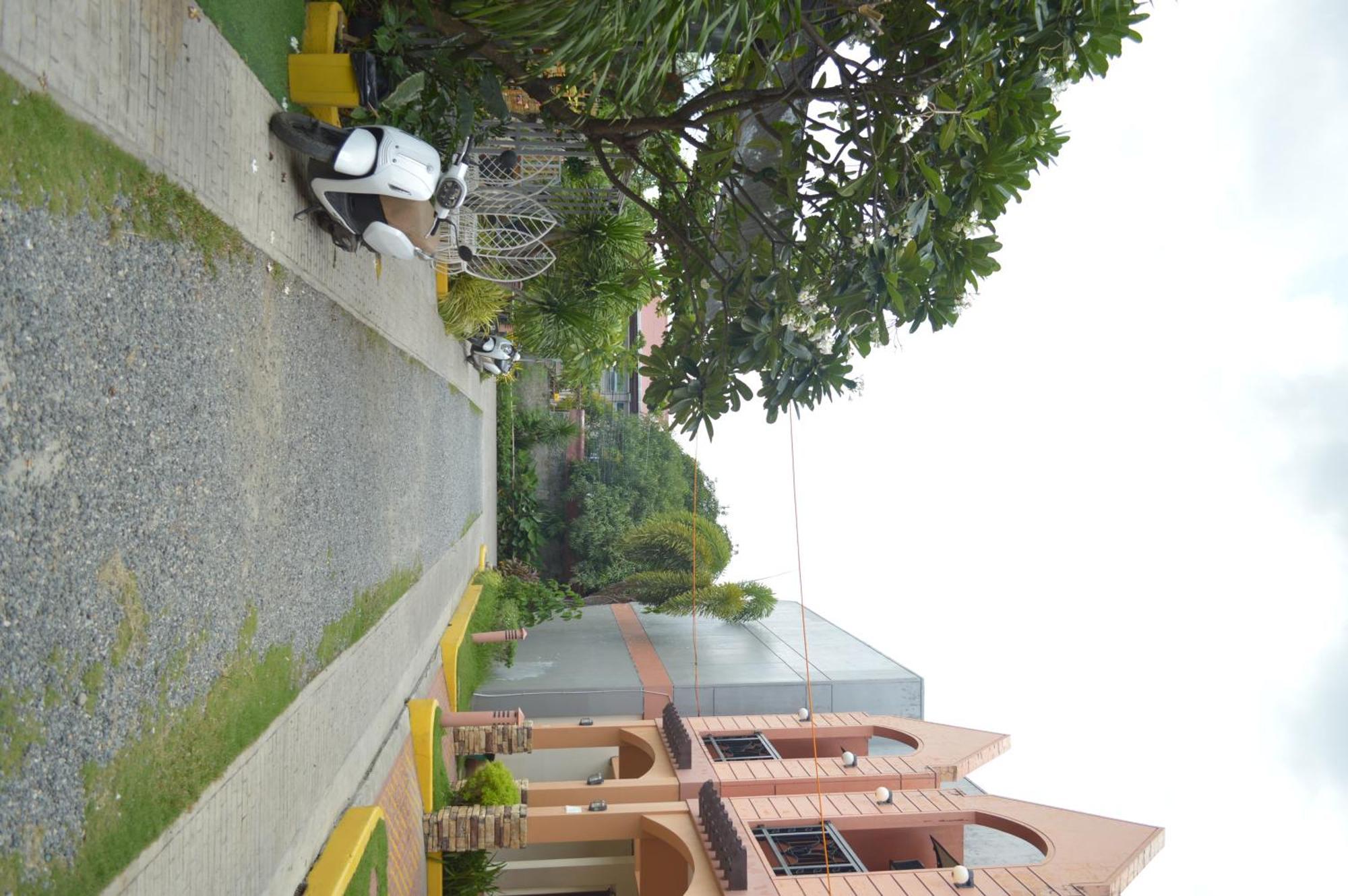 Manora Apartment Talisay  Exterior photo