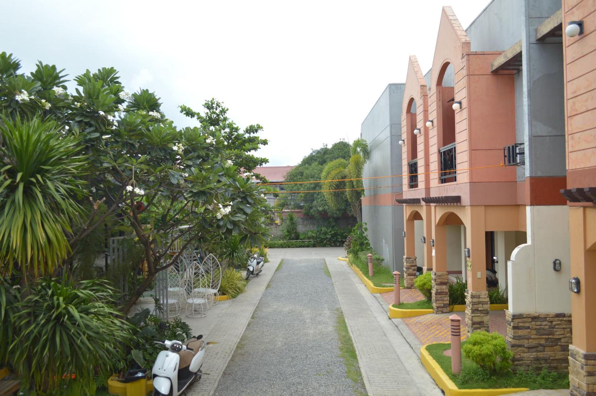 Manora Apartment Talisay  Exterior photo