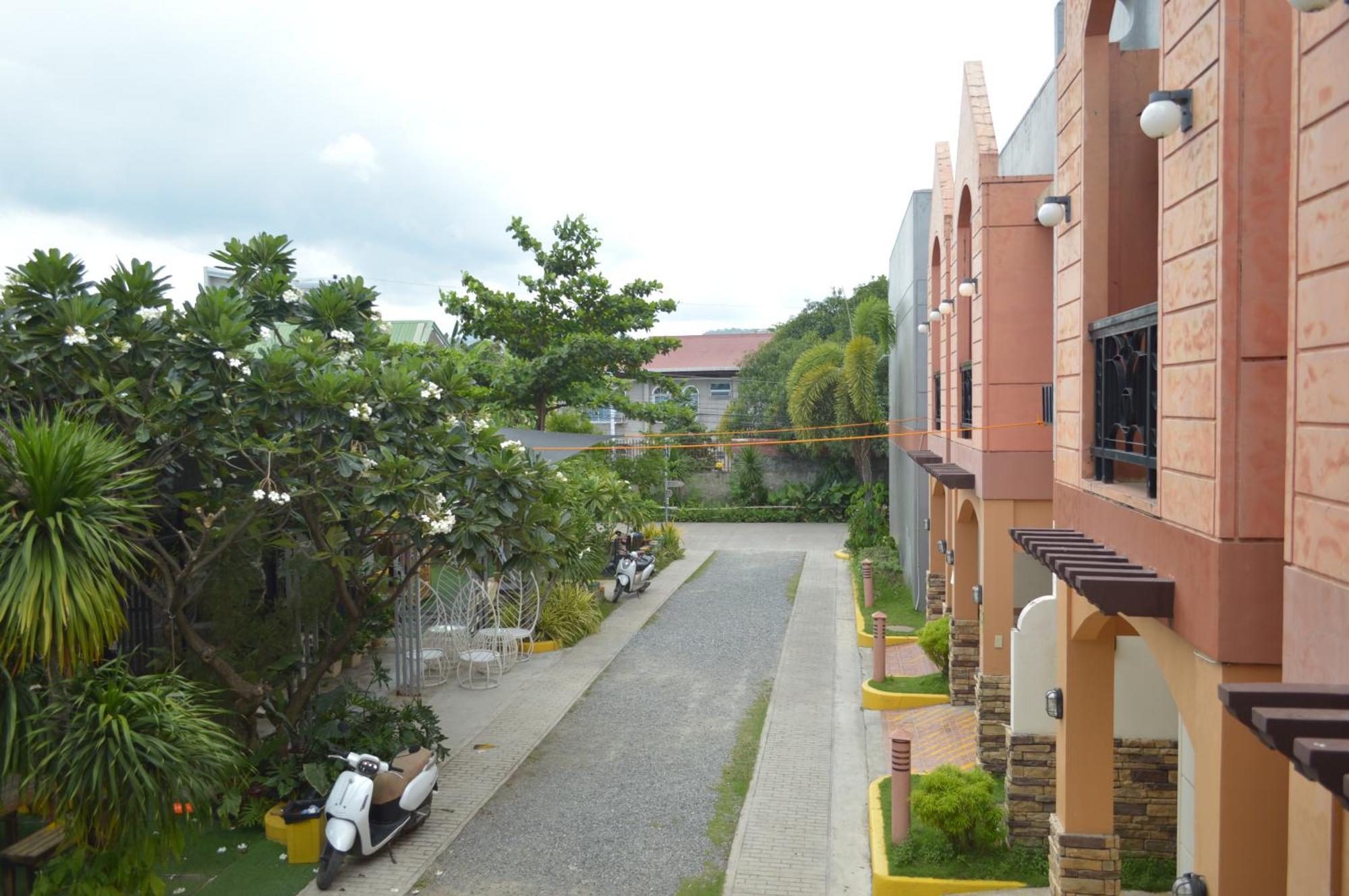 Manora Apartment Talisay  Exterior photo