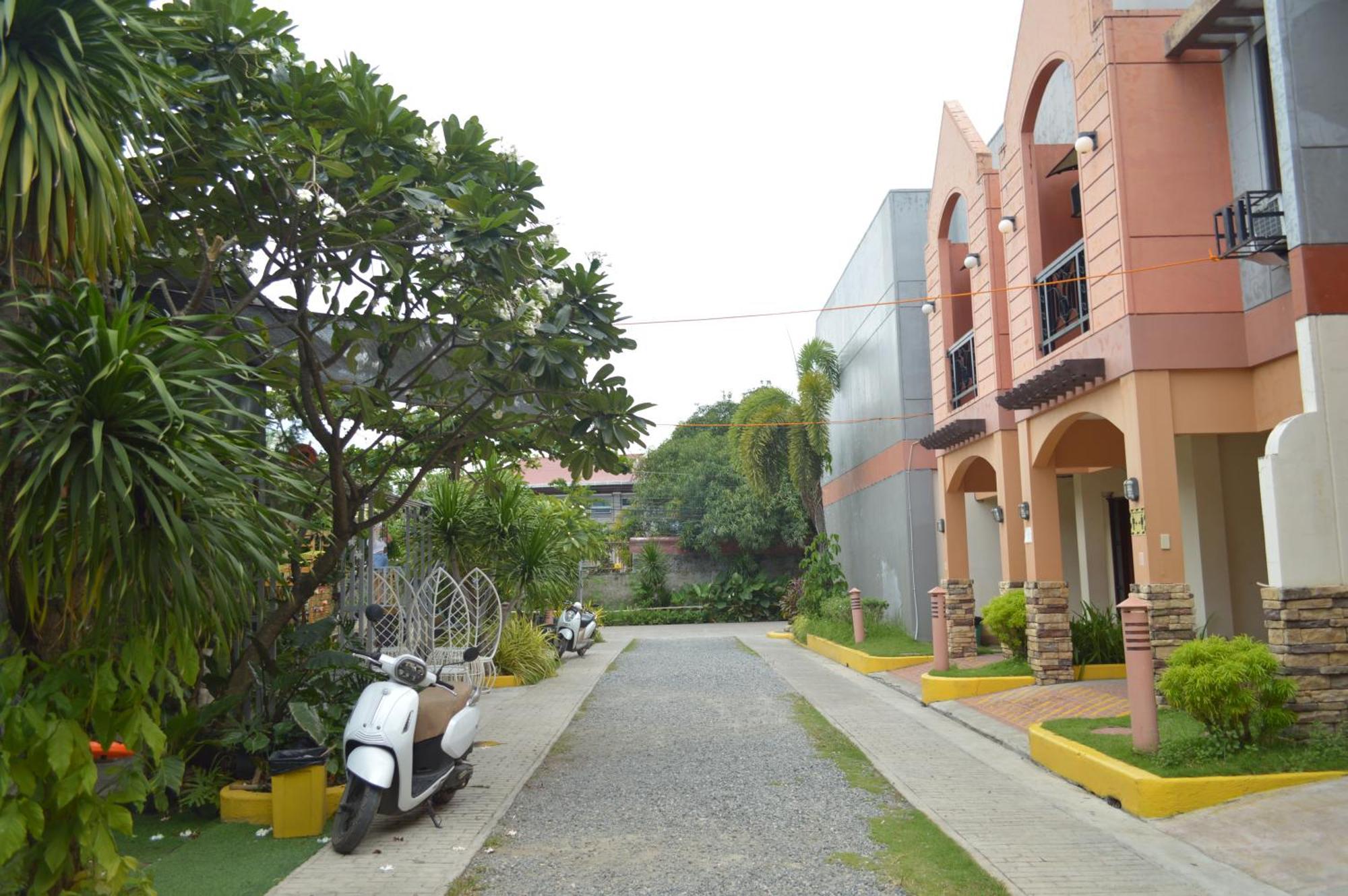 Manora Apartment Talisay  Exterior photo